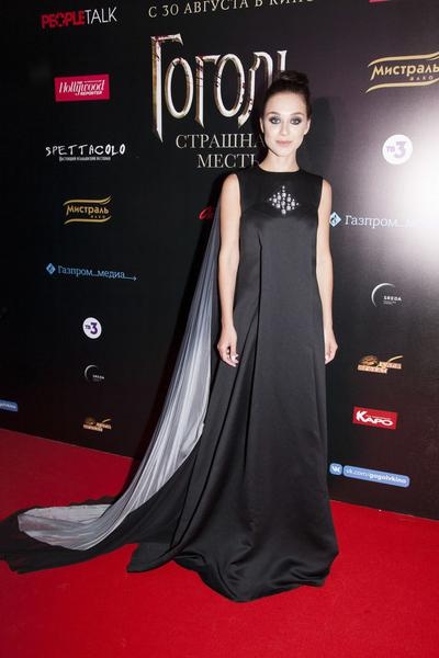 Франц пришла на премьеру «Гоголь. Страшная месть» в образе роскошной вамп дивы, а Мамун — в платье пиджаке на голое тело Франц пришла на премьеру «Гоголь. Страшная месть» в образе роскошной вамп дивы, а Мамун — в платье пиджаке на голое тело