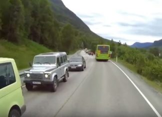 Дети решили перебежать дорогу сзади автобуса, не оценив дорожную обстановку
