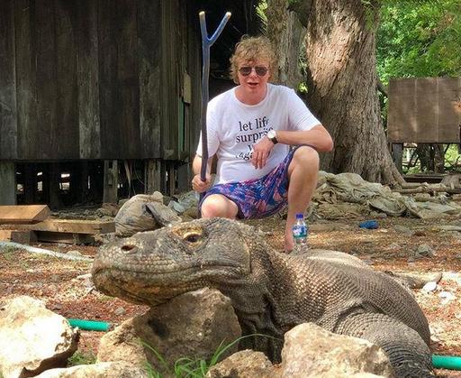 «Я и оно!»: Андрей Григорьев Аполлонов показал фото с комодским драконом