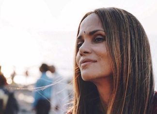 Брошенную молодым бойфрендом Холли Берри утешает сам Брэд Питт