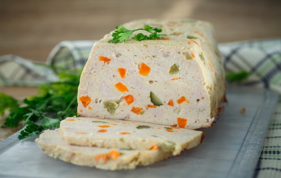Хлеб из куриного фарша – отличная замена колбасе! Готовим натуральный хлеб из куриного фарша с яйцами, разными овощами и беконом