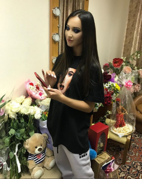 Политическая проститутка: Фанаты критикуют Бузову за участие в предвыборной агитации