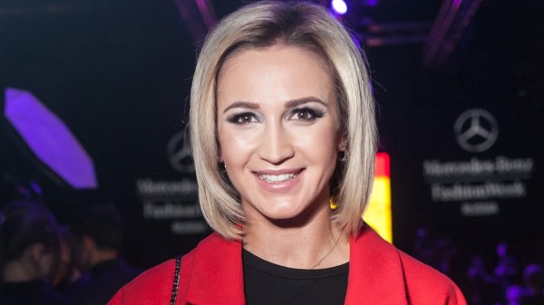 Бузова в компании мускулистых парней поставила Тарасова на колени