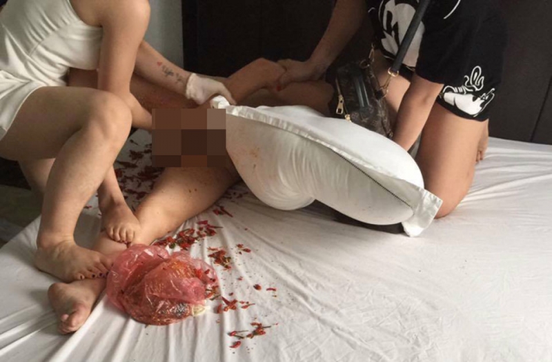 Ревнивая жена наказала любовницу мужа, напихав ей между ног жгучий перец чили