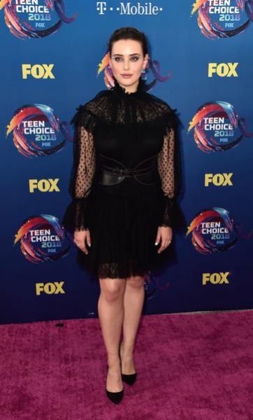 Нина Добрев испортила свой образ на Teen Choice Awards жутким желтым цветом, а Хлоя Грейс Морец — огромными плечами