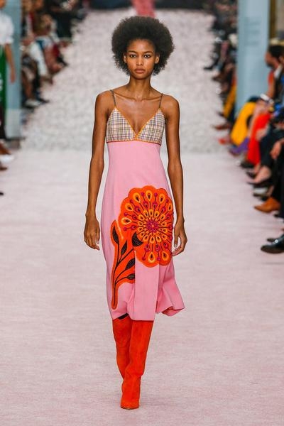 Показ Carolina Herrera: кружевные шорты, платья в цыганском стиле и новая сексуальность