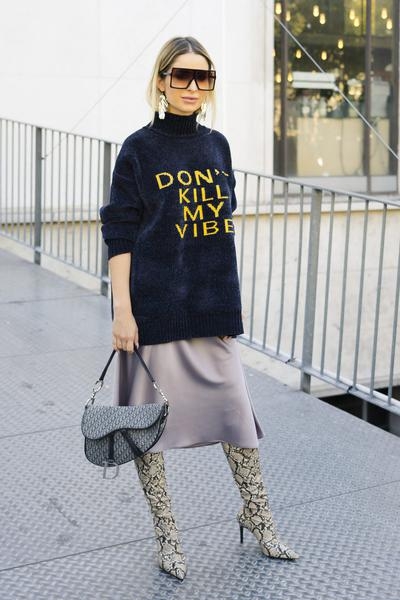Необычные дизайнерские сумки, юбки миди и не только: лучшие street style образы с прошедших мировых Недель моды