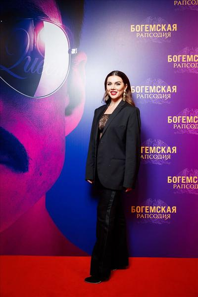 Седокова пришла на премьеру «Богемской рапсодии» в мужском пиджаке и прозрачном боди, а Польна — в total black и желтой шляпе