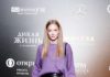Ходченкова пришла на премьеру «Дикой жизни» в фиолетовом свитере oversize и кожаной юбке, а Летучая — в нуарном тренче