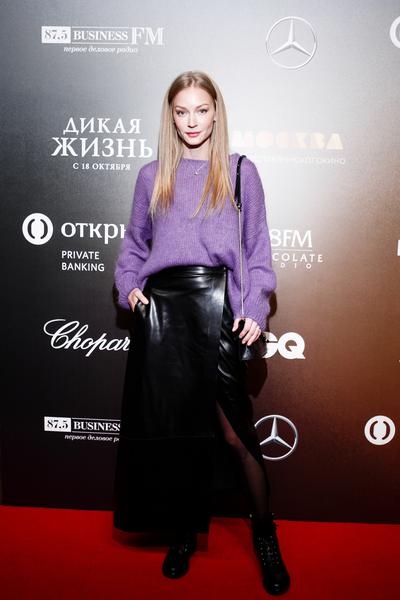 Ходченкова пришла на премьеру «Дикой жизни» в фиолетовом свитере oversize и кожаной юбке, а Летучая — в нуарном тренче