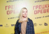 Вилкова пришла на премьеру «Грецкого орешка» в клетчатом костюме oversize, а похудевшая Дольникова — в свитере с оленями