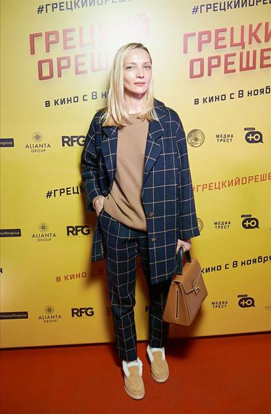 Вилкова пришла на премьеру «Грецкого орешка» в клетчатом костюме oversize, а похудевшая Дольникова — в свитере с оленями